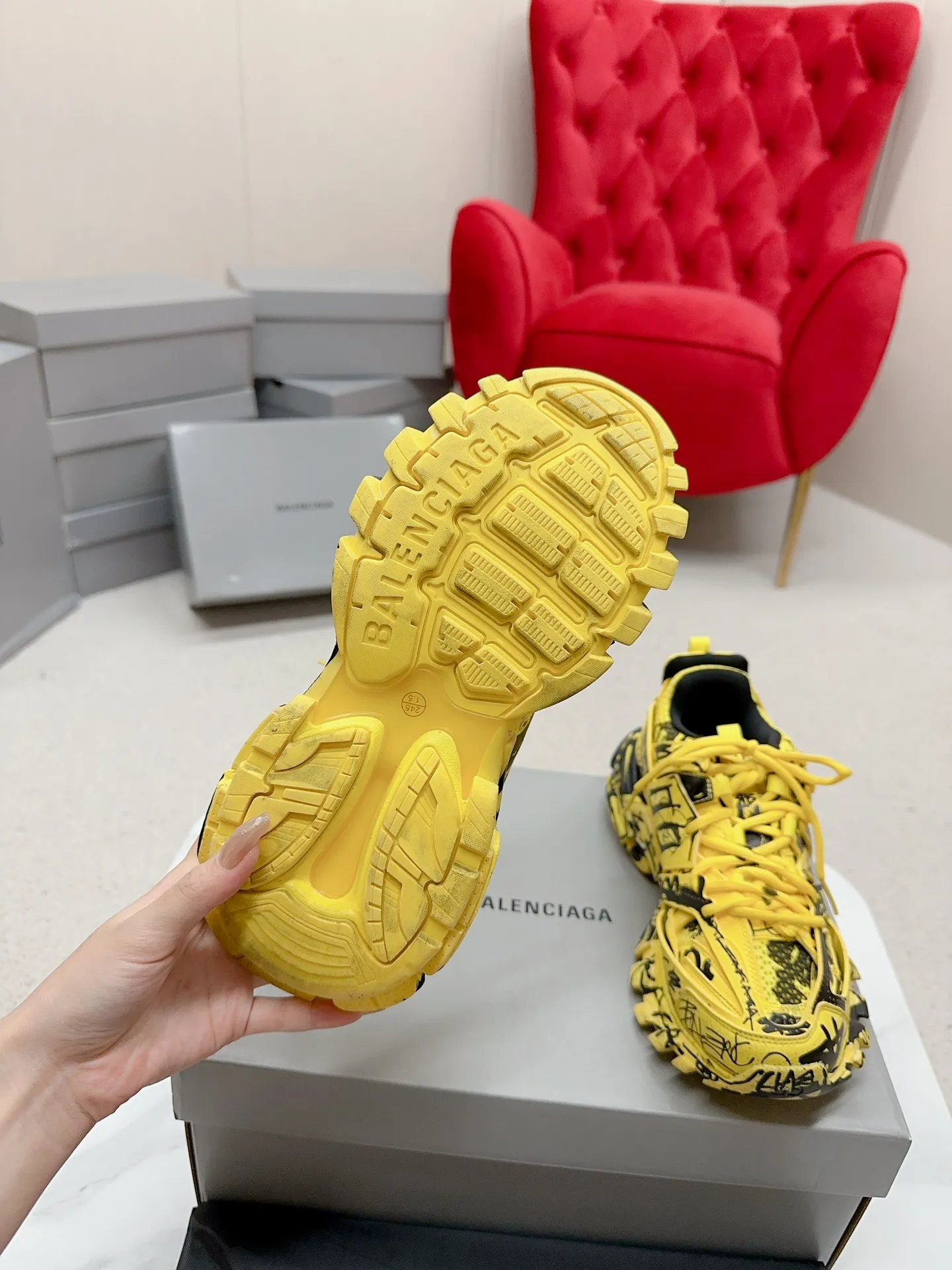 👟👟Ex-factory price 980👟👟 Men's size +10 𝐁𝐚𝐥𝐞𝐧𝐜𝐢𝐚𝐠𝐚|||𝐭𝐫𝐚𝗰𝐤 series 𝟑.𝟎Three generations of sports dad shoes‼ ️ [Top high-end quality from Dongguan Factory] Balenciaga dad shoes ~ super fashionable ~ full and three-dimensional shoes ~ amazing lines ~ very soft and light on the feet ~ super comfortable ~ versatile for commuting ~ can be paired with mid-calf socks, bell bottoms, wide-leg pants, overalls, very high-end ~ very manly and handsome ~ suitable for spring, summer, autumn and winter all year round... ⇢✈ Upper: Exclusive 1:1 original molded custom imported technical fabric mesh + imported cloth + 3M reflective strips [composed of 108 sub-pieces] ⇢✈Inner lining: Breathable mesh ⇢✈Outsole: Exclusive 1:1 original molded PU+TPU+EVA+rubber, a total of 13 sets of grinding tool combinations ⚠️Difference in market currency ~ high-end quality is definitely different ⇢✈𝐒𝐈𝐙𝐄Females: 35, 36, 37, 38, 39, 40 ⇢✈𝐒𝐈𝐙𝐄Men: 39, 40, 41, 42, 43, 44, 45